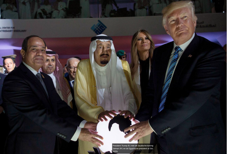 Internet lacht zich een bult met foto's van 'schurk' Trump en gloeiende wereldbol