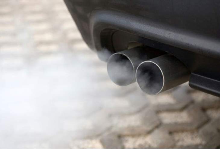 Duitse autobouwers testten uitlaatgassen op mensen: Of hoe crisis op crisis het imago om zeep brengt